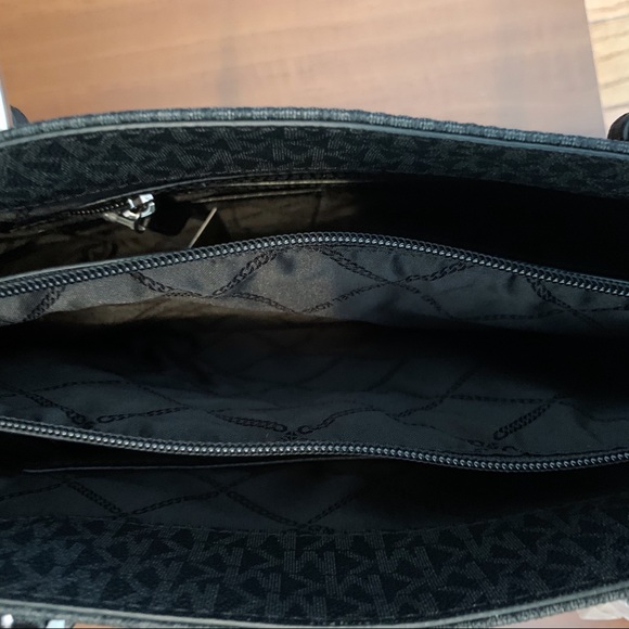 Michael Kors LG PKT MF TOTE in Black - Picture 5 of 7